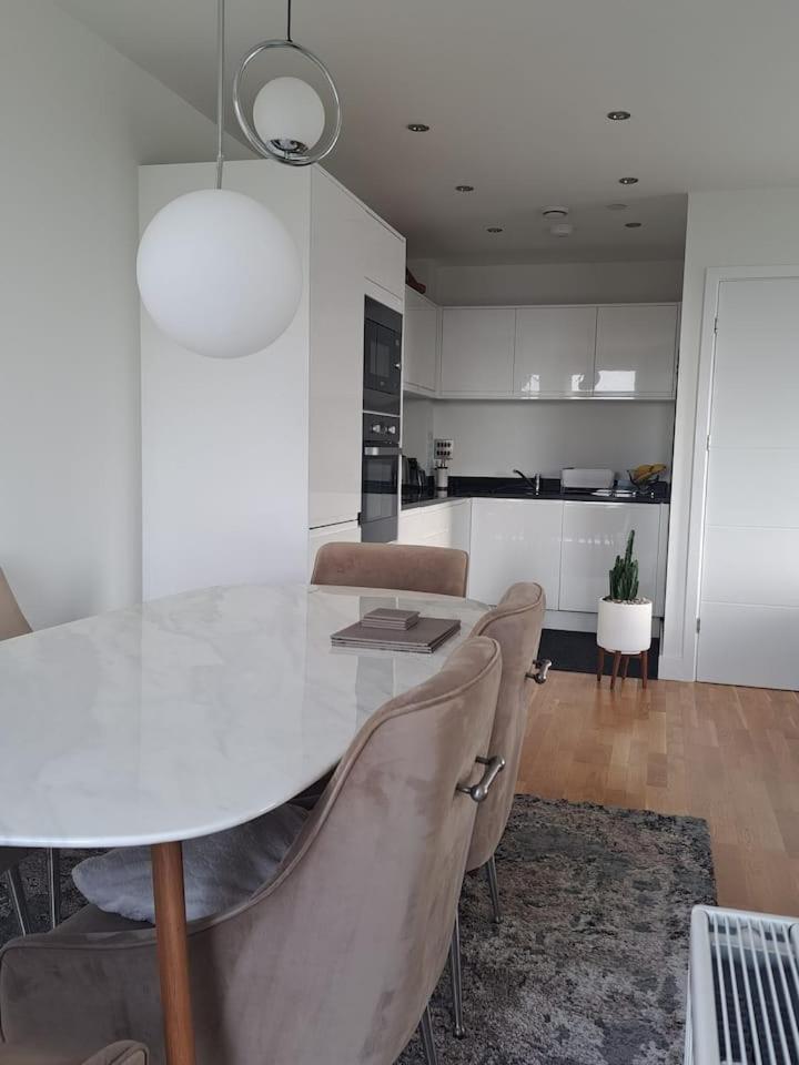Cozy Double Room With Large En Suite Near Canary Wharf London With Amazing Views In A Shared Apartment Bagian luar foto