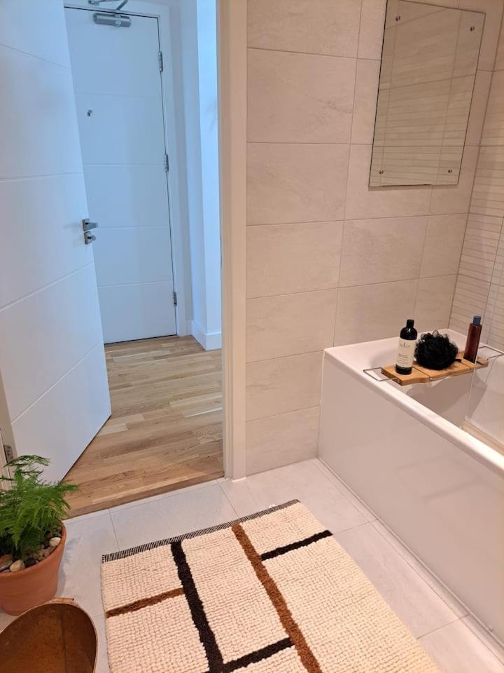 Cozy Double Room With Large En Suite Near Canary Wharf London With Amazing Views In A Shared Apartment Bagian luar foto
