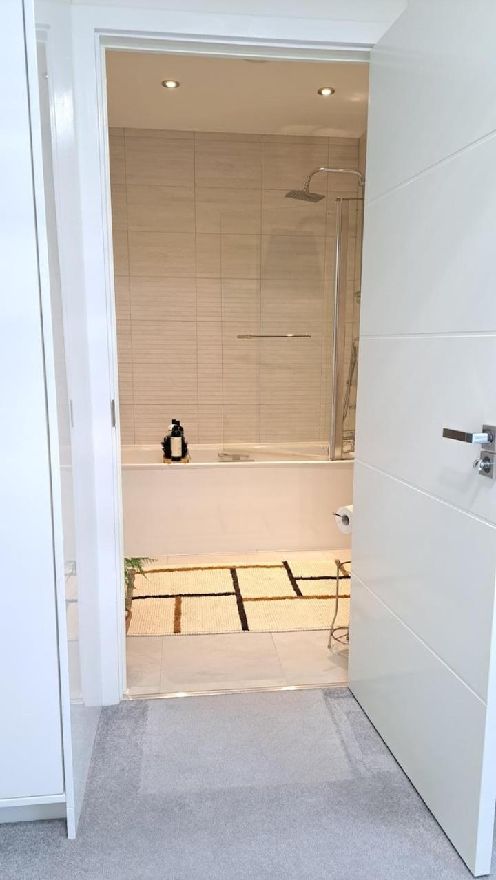 Cozy Double Room With Large En Suite Near Canary Wharf London With Amazing Views In A Shared Apartment Bagian luar foto